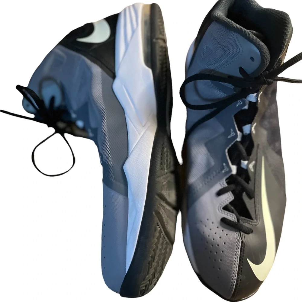 Nike AirMax Stutter Step 2 basketball sneakers with bag. Size 11.5